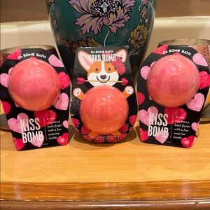 Da Bomb (3) Kiss Bomb Raspberry Bath Fizz with Surprise